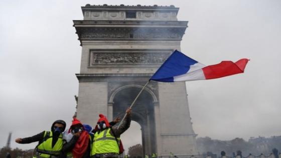 إصابات واعتقالات جراء مواجهات بين الشرطة و”السترات الصفراء” في باريس