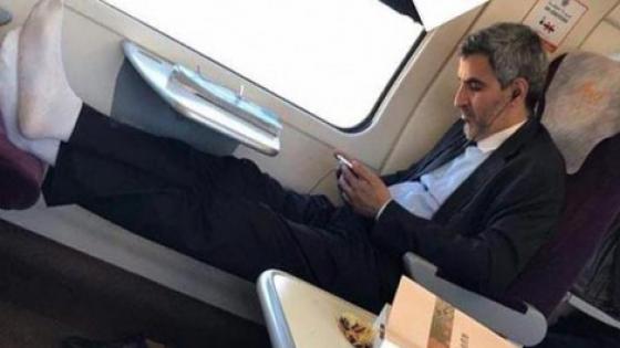 عمدة الدار البيضاء “ينشر” رجليه في القطار..وانتقادات واسعة تلاحقه على شبكات التواصل الاجتماعي
