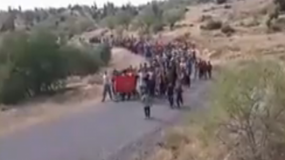 بالفيديو.. العشرات من سكان دواوير أزيلال يحتجون في مسيرة على الأقدام من أجل مستشفى