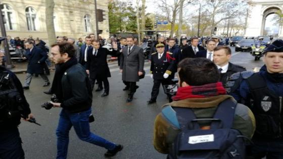 ماكرون ينزل لشوارع باريس دعما للأمن.. والمحتجون يواجهونه بدعوات الاستقالة -فيديو-