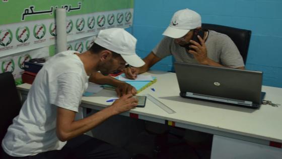 في مبادرة تطوعية.. حي إشعلا بالناظور يشهد عملية طلاء الأرصفة