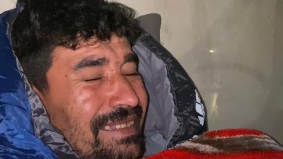 رغم قساوة الجو.. عاملي نظافة بالناظور يبيتان في العراء منذ أيام