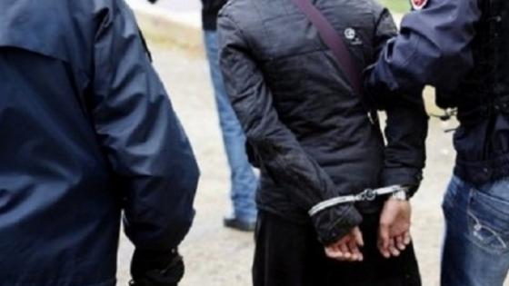 اعتقال “أستاذ” اقتحم وكالة للقروض الصغرى محاولاً سرقتها بواسطة السلاح الأبيض