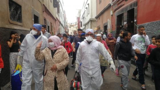 بالصور.. تجمع الجيران لاستقبال متعافية من كورونا ينذر بتحول أحد أحياء البيضاء إلى بؤرة محتملة