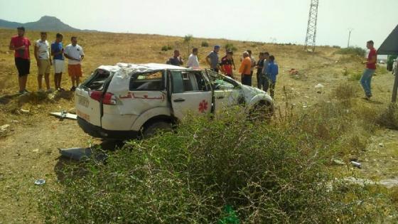 بالصور… حادثة تسفر عن اصابة سائق سيارة الاسعاف بين الدريوش وتزطوطين