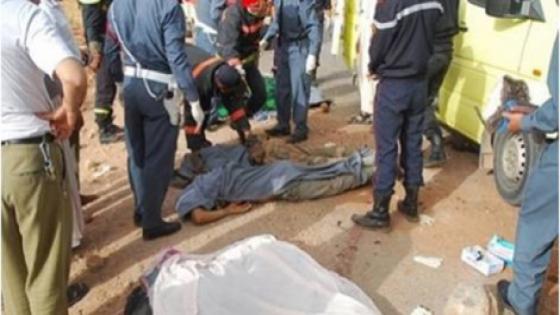 وفاة عشريني وإصابة سائق بجروج خطيرة إثر حادث إنقلاب شاحنة محملة بالخيول