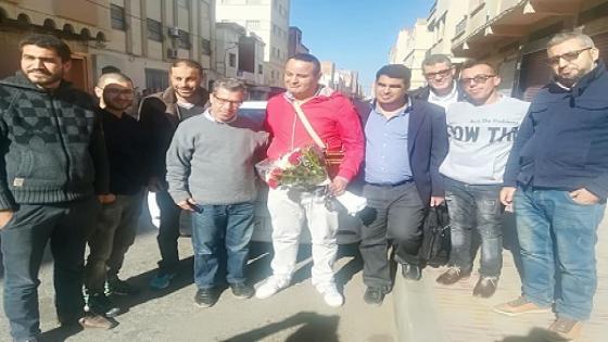 نشطاء الحراك الشعبي بالناظور يستقبلون زميلهم المعتقل وافي قجوع بعد معانقته الحرية