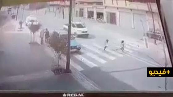 فيديو مؤلم.. شاحنة خفيفة لنقل البضائع تدهس تلميذة بإمزورن على ممر الراجلين