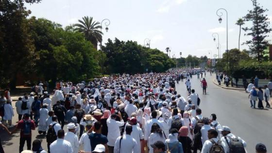 مسيرة واعتصام.. الأساتذة المتعاقدون ينقلون معركتهم إلى أبواب وزارة أمزازي (+صور)