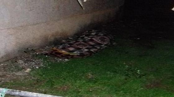 مأوى “لا إنساني” لمتشرد يثير استياء الساكنة بقرية أركمان