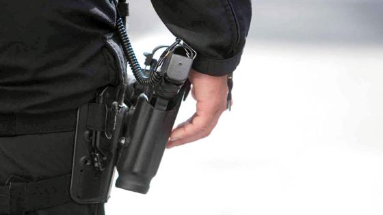 موظف شرطة يستخدم السلاح الوظيفي لتوقيف مشتبه به بعمليات سرقة وعنف