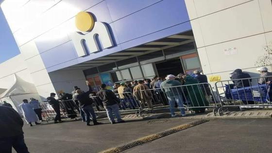 ازدحام كبير أمام الأسواق الكبرى لاقتناء الكمامات بعد قرار الحكومة بإلزاميتها