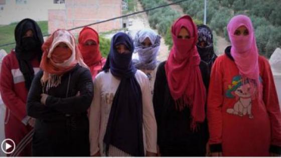 بالفيديو: عاملات مغربيات يروين قصص التحرش بهن بالضيعات الإسبانية