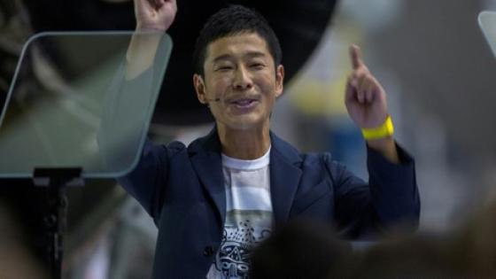 ملياردير ياباني يصبح أول سائح فضائي إلى القمر