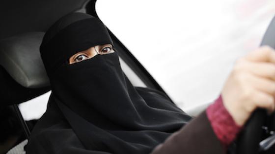 تسليم أول رخصة قيادة نسائية في السعودية