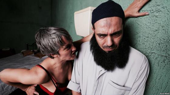 متشدد وعاملة جنس تحت سقف واحد.. لمن الغلبة؟