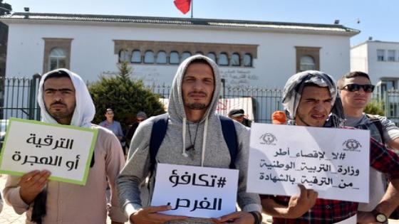 الأساتذة حاملو الشهادات يحتجون بالشارات الحمراء خلال حراسة امتحانات “البكالوريا”