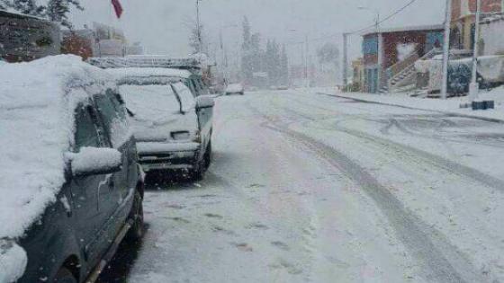 مواطنون وسياح عالقون نواحي تيمحضيت..عاصفة ثلجية تقطع الطريق وفرق الإنقاذ لم تصل بعد