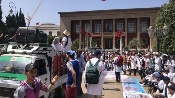 الأساتذة “المتعاقدون” يصعدون للأسبوع الثالث..”الإعتصام والمبيت” أمام البرلمان