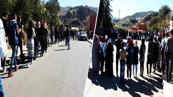 طلبة بأزغنغان يحتجون أمام مقر جماعة أوكسان ويطالبون بتقديم الدعم للنقل الجامعي