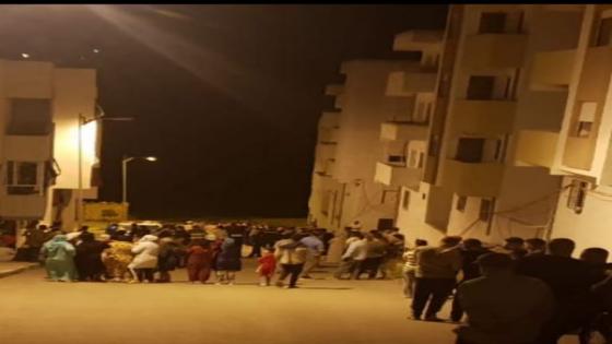 خطير .. تشقق عمارة سكنية حديثة البناء تخرج ساكنتها للشارع (+صور)