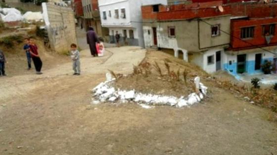 سابقة مثيرة.. سكان يستفيقون على “قبر ميت” وسط حيهم بطنجة