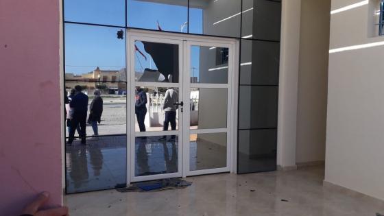 مثير: تحطيم زجاج باب المركز الصحي “ايت محسن” بميضار من طرف مجهولين