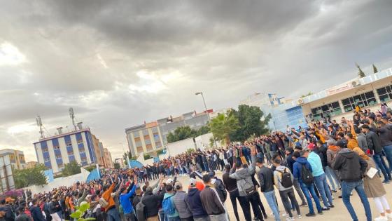 بسبب قرارات وزير التعليم.. طلبة بكلية الناظور ينظمون شكلا احتجاجيا ويتوعدون بالتصعيد