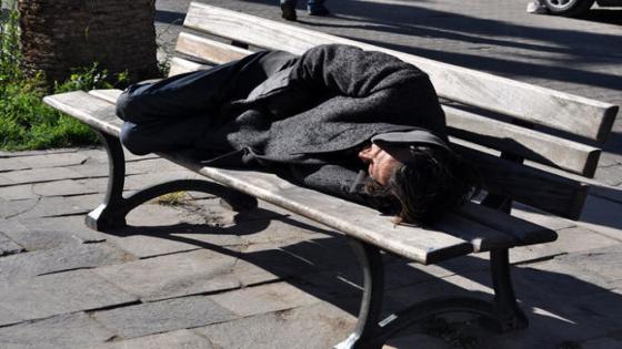 موجة المتشردون تغزو شوارع الناظور….معاناة تتفاقم “الرصيف سريرهم والسما غطاهم”  البرد يقتلهم وسط صمت السلطات