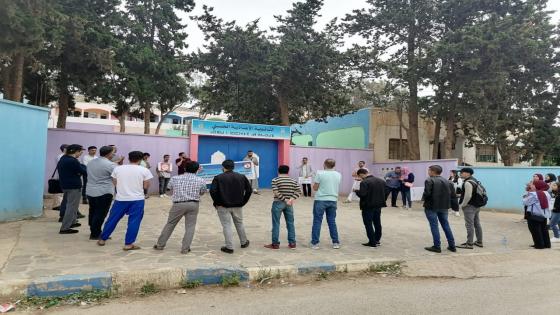 الناظور: أساتذة التعاقد يحتجون امام الثانوية الاعدادية الحسني