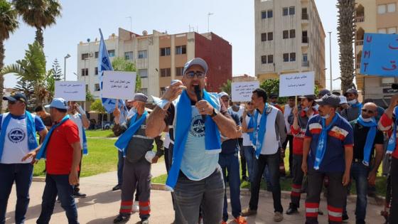 عمال النظافة يحتجون امام باشوية بني انصار وينددون بالاوضاع المزرية التي يعيشونها