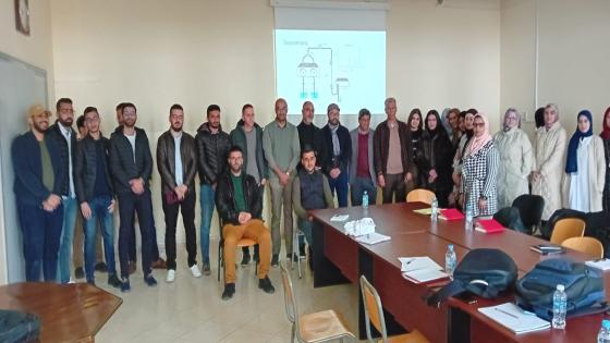 أساتذة جامعيون وطلبة باحثون يشاركون في دورة تكوينية علمية نظرية وتطبيقية في مجال الكيمياء في موضوع ” تقنية الكروماتوغرافيا السائلة فائقة الأداء”