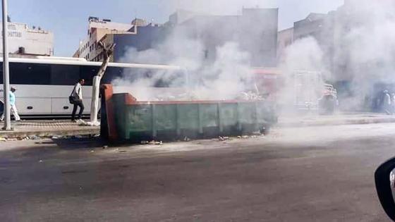 بالصور.. مجهولون يحرقون حاوية للنفايات قرب المحطة الطرقية بالناظور