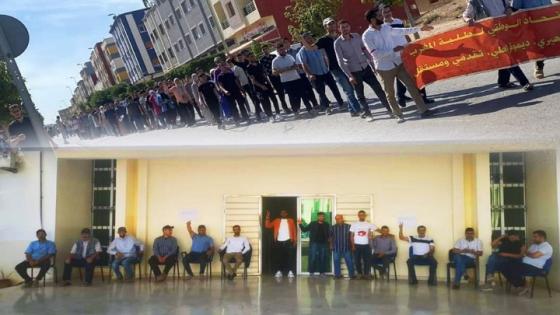 مستخدمي الإدارة بكلية الناظور يضربون عن العمل ويطالبون بدفع مستحقاتهم وتضامن واسع من طرف الطلبة