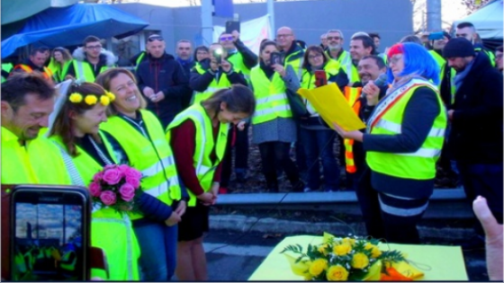 بالصور.. ناشطان من “السترات الصفراء” بفرنسا يعقدان زواجهما وسط الاحتجاجات