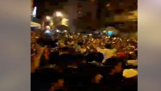 بالفيديو..الحسيميون يوفون بالعهد ويواصلون الإحتجاج ليلا من أجل المعتقلين