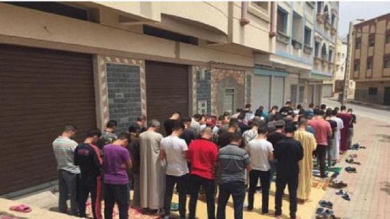 بالفيديو :الالاف بالحسيمة يقاطعون خطبة الجمعة ويؤدون الصلاة خارج المسجد إحتجاجا على التحكم المخزني في الخطباء