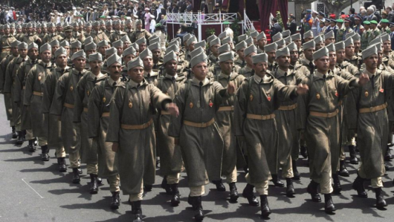 جريدة “لافانغوارديا” الإسبانية: شباب الفايسبوك المغربي يعارض الخدمة العسكرية و المنتسبات ستفحص عذريتهن