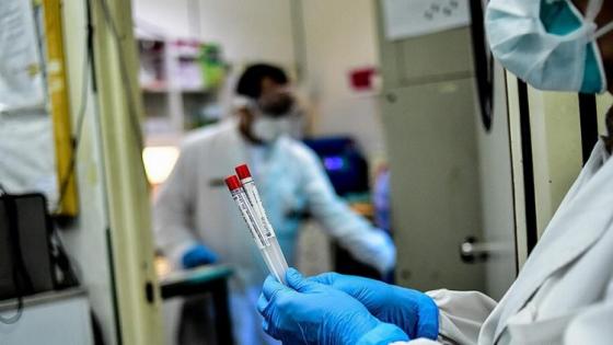 اعتقال شخصين متورطين في تزوير نتائج تحاليل “كورونا” مقابل 600 درهم