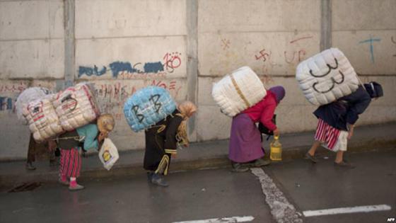 طلبة بجامعة مليلية يراهنون على 60 ألف توقيع لدعم ممتهنات التهريب المعيشي