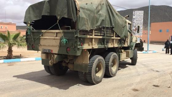 شاحنة عسكرية تفقد السيطرة وتتسبب في خسائر مادية جسيمة