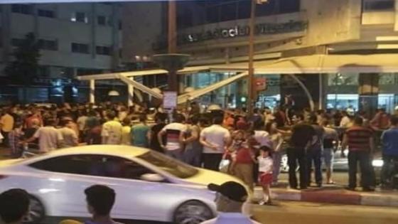 سيارة تخترق مقهى وتصيب بعضا من رواده