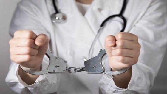 مزاولة الطب بلا ترخيص تورط 3 أشخاص