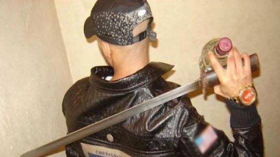 مجرم خطير يجرد فتاة من ملابسها ويصورها بالفيديو وهي عارية انتقاما منها