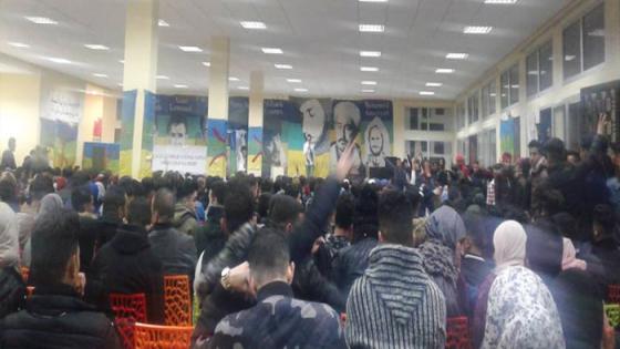 إسم المعتقل ”عبد الحق الفحصي” يرفع في شعارات خلال أمسية الثقافية التي نظمها مكون للحركة الثقافية الأمازيغية بكلية سلوان