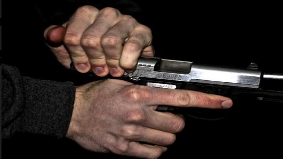 شرطي يطلق الرصاص من مسدسه الوظيفي