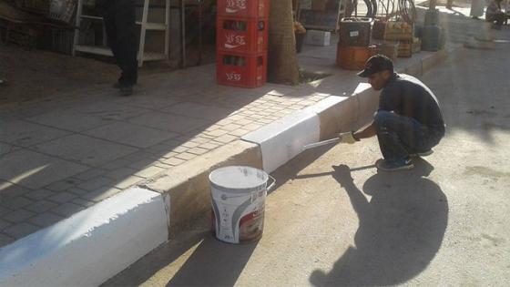 أرصفة عدد من الشوراع ببن الطيب تستفيد من عملية التنظيف والصباغة