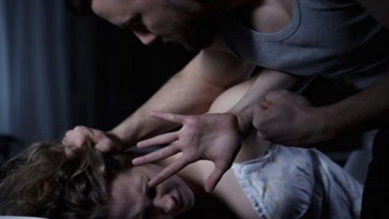 بالفيديو.. اغتصاب فتاة بالشارع العام وسط البيضاء وعدم تدخل أي شخص لانقاذها