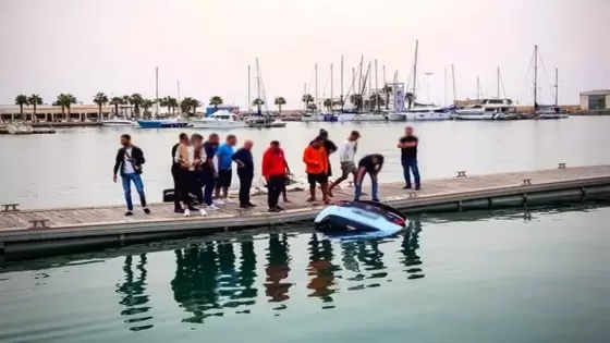 سقوط سيارة في حوض مارينا السعيدية