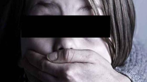 عملية اختطاف مدبرة لتلميذة أمام مؤسسة تعليمية على يد شاب ملثم ومسلح، تنهي بالفشل بطريقة عجيبة.